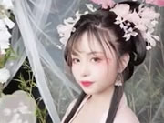 Cô gái Trung Quốc dễ thương đang chụp ảnh